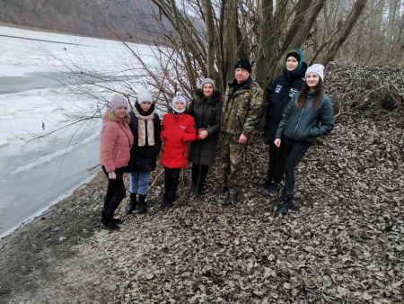 Начальник Борщівського ПНДВ Матійчик В. І., вчитель біології Боднарук М.С. та учні Дністровської та Дзвиняцької шкіл проводять облік зимової орнітофауни