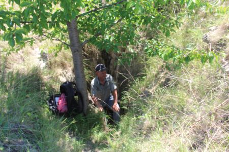 Науковий співробітник Парку Петро Площанський білч входу до печери Джуринська