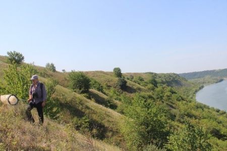 Старший науковий співробітник Андрій Бачинський проводить вивчення видового та чисельного складу комах на схилі Дністра поблизу с. Устя