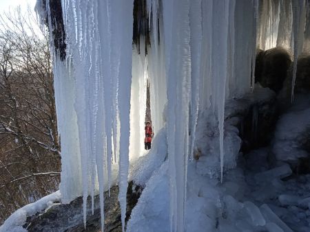 Замерзлий водоспад Дівочі сльози в урочищі Пустельня (фото Петра Площанського)