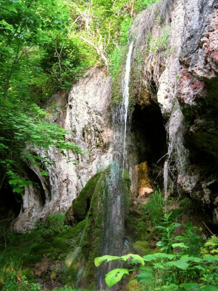 Печерки Сталагміт і водоспад