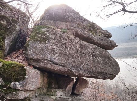 Нависаюча скеля-останець в урочищі Деренівка на схилі долини річки Дністер