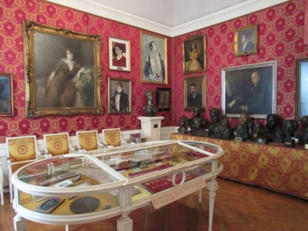 Інтер’єр однієї із кімнат музею Міланського театру Ла Скала де встановлено бюст Соломії Крушельницької.